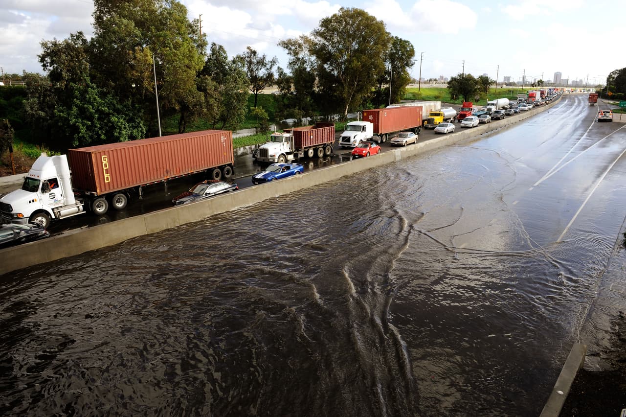 Una tormenta en enero de 2010 inundó las carreteras del sur de California. Estas imágenes corresponden a la autopista 710 de Long Beach.