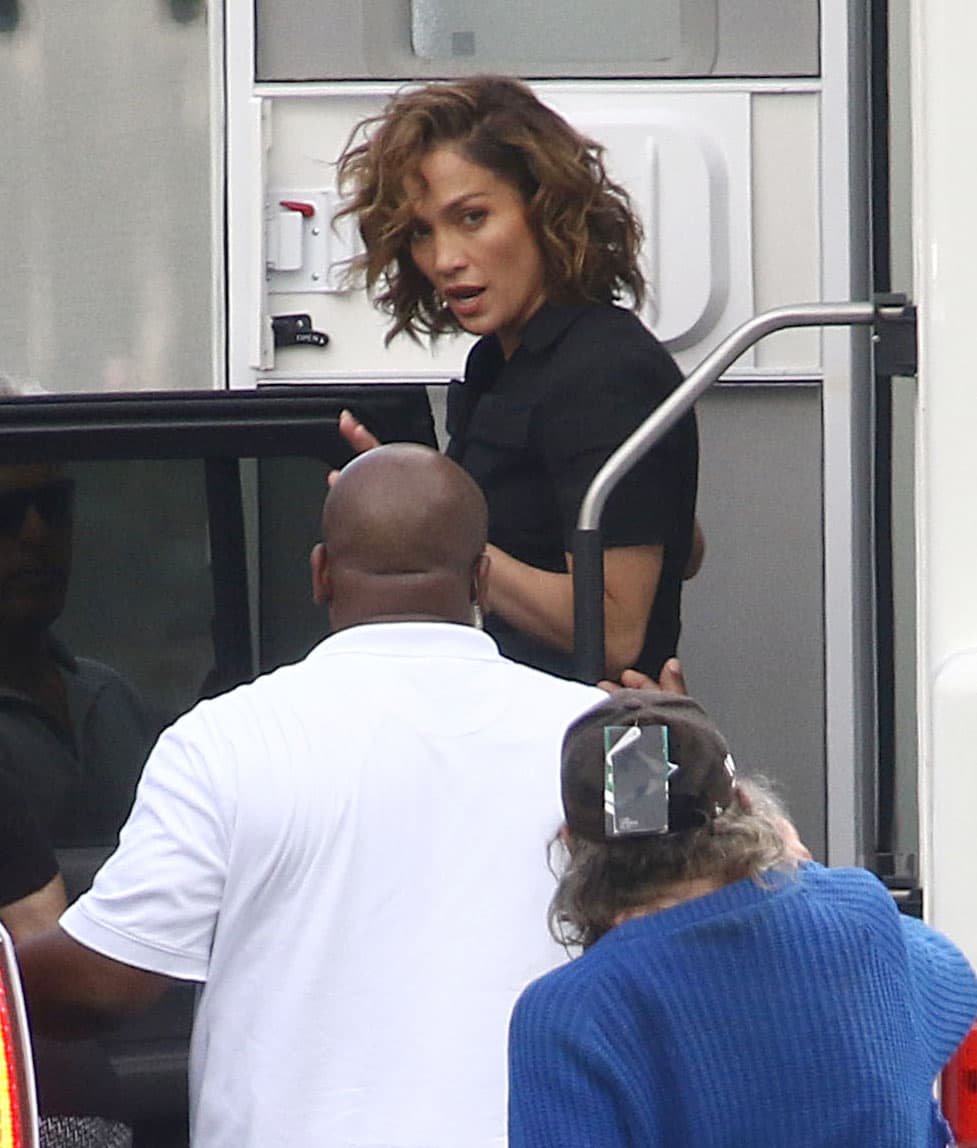 Así salió de su tráiler, ya lista para la acción. ¿Pero quieres ver cómo llegó?