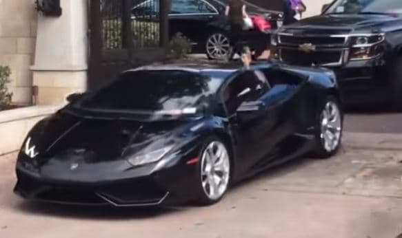 <b>Lady Gaga</b>
<br>Y es muy común verla llega a eventos en este 
<b><a href="http://www.univision.com/noticias/lamborghini/lamborghini-huracan-lp610-4-2015-fotos">Lamborghini Huracán</a></b>. En uno de los partidos de la más reciente Serie Mundial de béisbol, la cantante y actriz hizo una impactante entrada a bordo del impactante coupé.