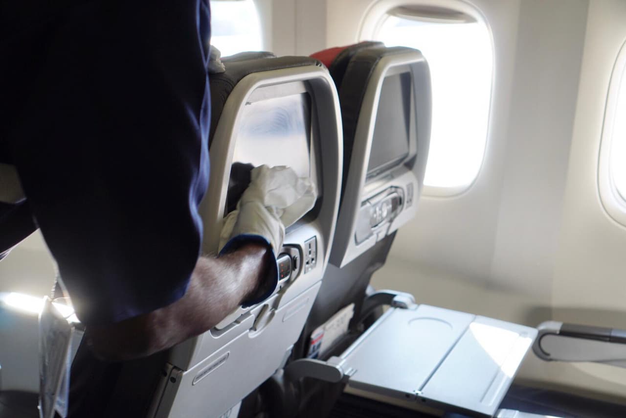 Según la aerolínea, están usando filtros eficaces para filtrar el coronavirus y recircular el aire de la cabina una vez cada 2 a 4 minutos, lo que aseguran es más frecuente que en la mayoría de los quirófanos del hospital.
<br>