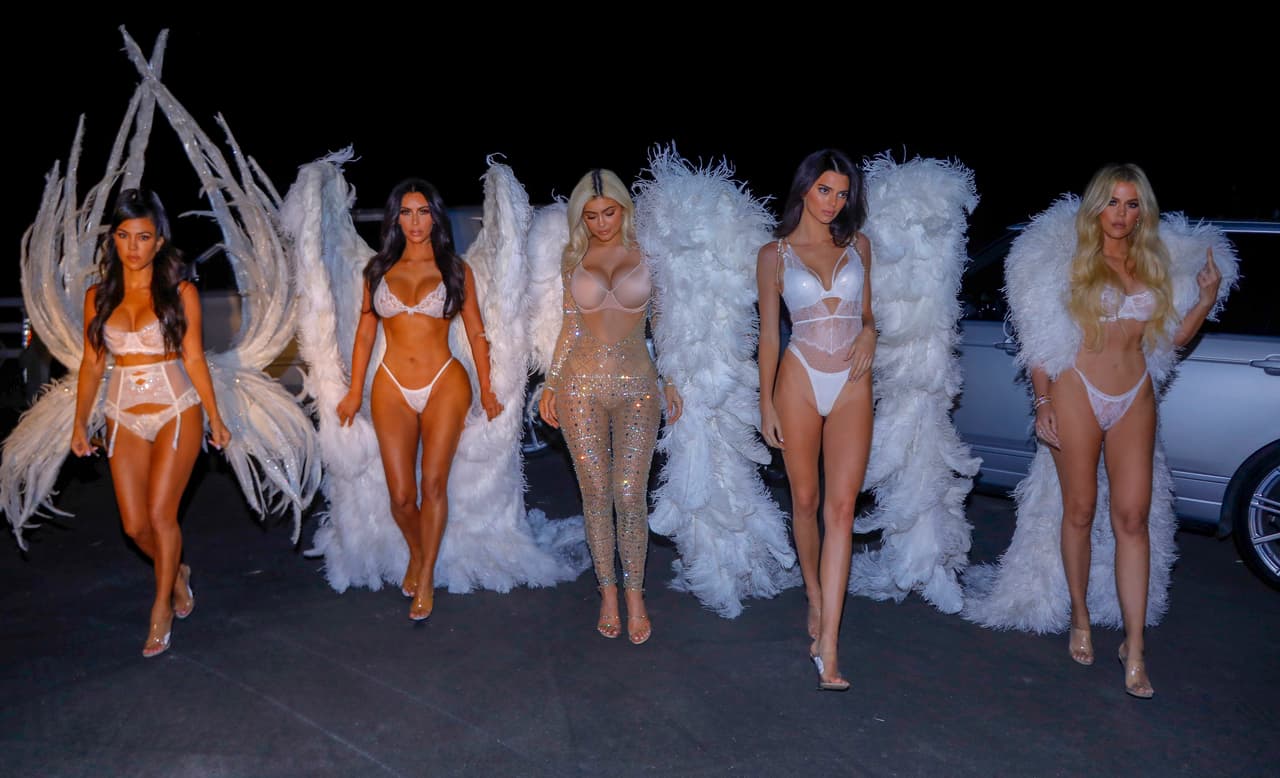 El clan Kardashian Jenner son otras de las celebridades que cada año llaman la atención en Halloween. En 2018 las cinco hermanas eligieron ser 
<b>modelos de Victoria Secret</b>, al llegar vestidas en lencería y con las representativas alas de ángel. Cabe destacar que 
<b>Kendall sí ha desfilado por la prestigiada pasarela</b>.
<br>