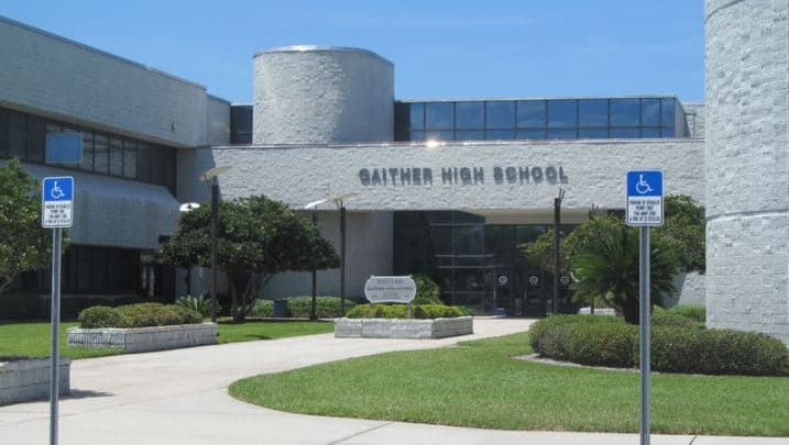 Escuelas de Tampa luchan por mantenerse al día con los recuentos de casos de COVID