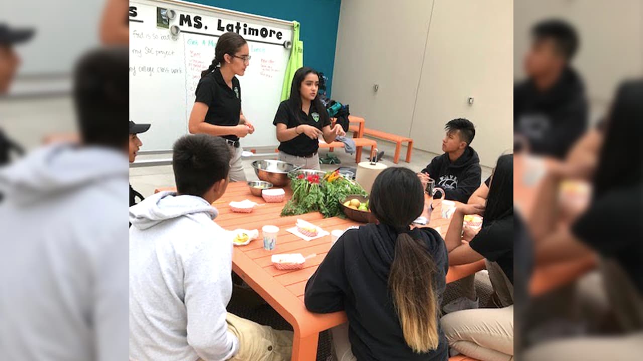 La joven quiere estudiar Política y Cultura y sueña con algún día trabajar en las Naciones Unidas (ONU), para ayudar a la población en sus necesidades y carencias.