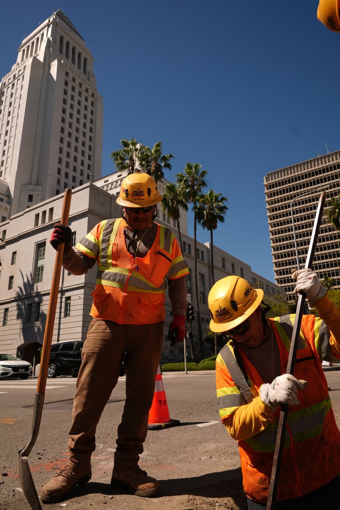 Quienes realizan actividades al aire libre, como estos trabajadores que estuvieron cerca de la alcaldía de Los Ángeles, están llamados a tomar medidas de precaución, por las altas temperaturas, sobre los 90 grados F (32 C), que se están registrando.