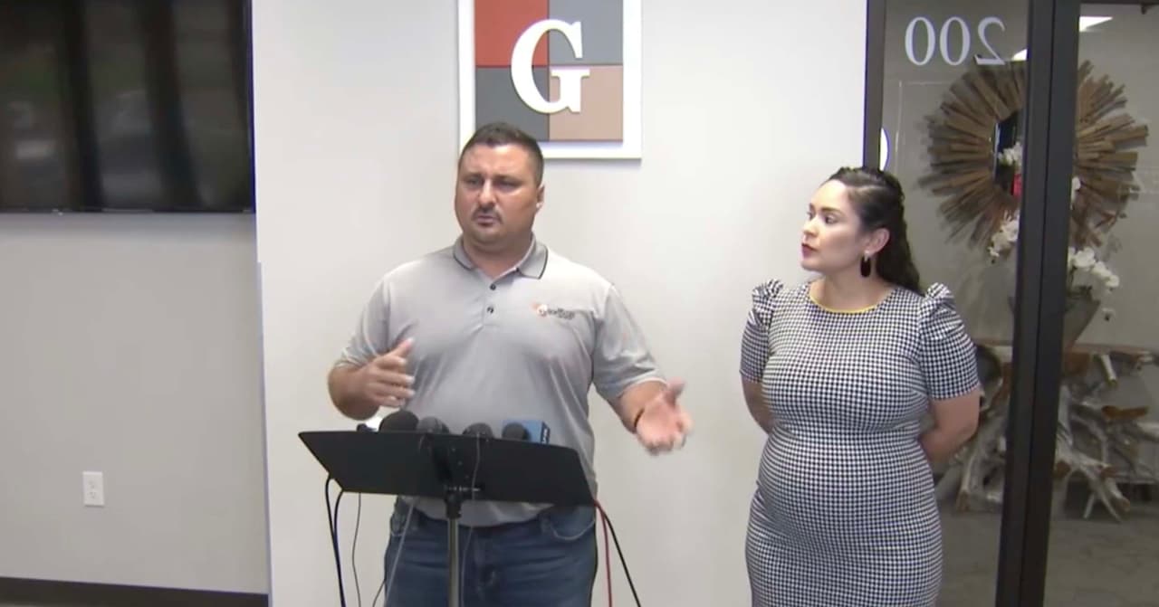 La versión de los abogados de la madre del pequeño es que Sara Olson tiene la custodia principal del niño, ha enfrentado un largo proceso para intentar recuperarlo y no lo ha visto desde mayo del 2020.