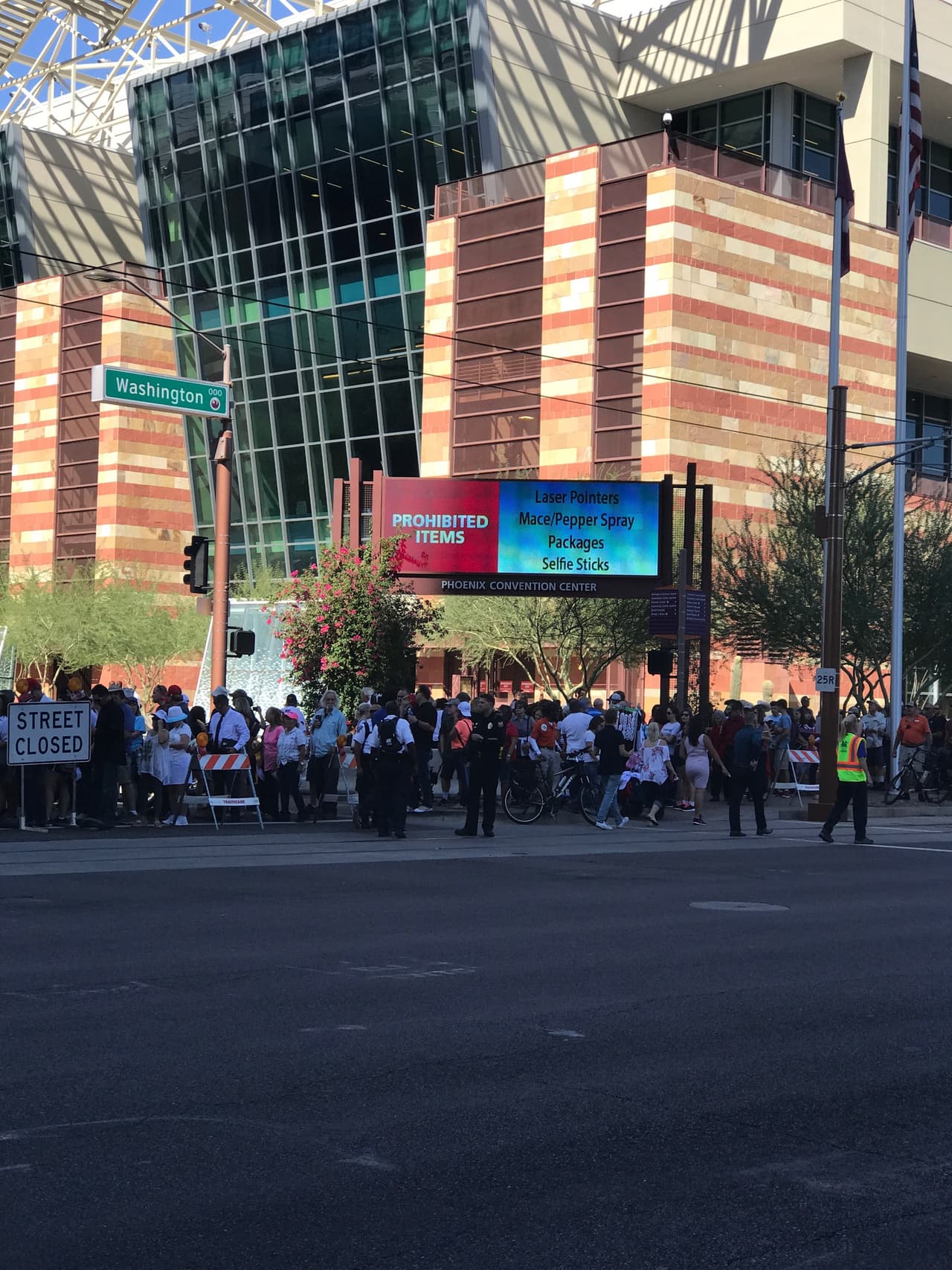 Un letrero indica que está prohibido el ingreso de selfie sticks, los rociadores de pimienta, apuntadores laser y maletines.