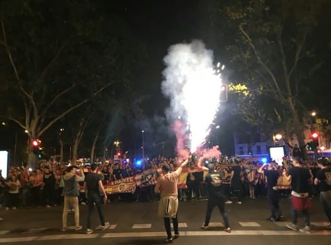 Bengalas, camisetas, bufandas y mucha alegría para la ida de los 8vos de final entre el Atleti y el Liverpool.
