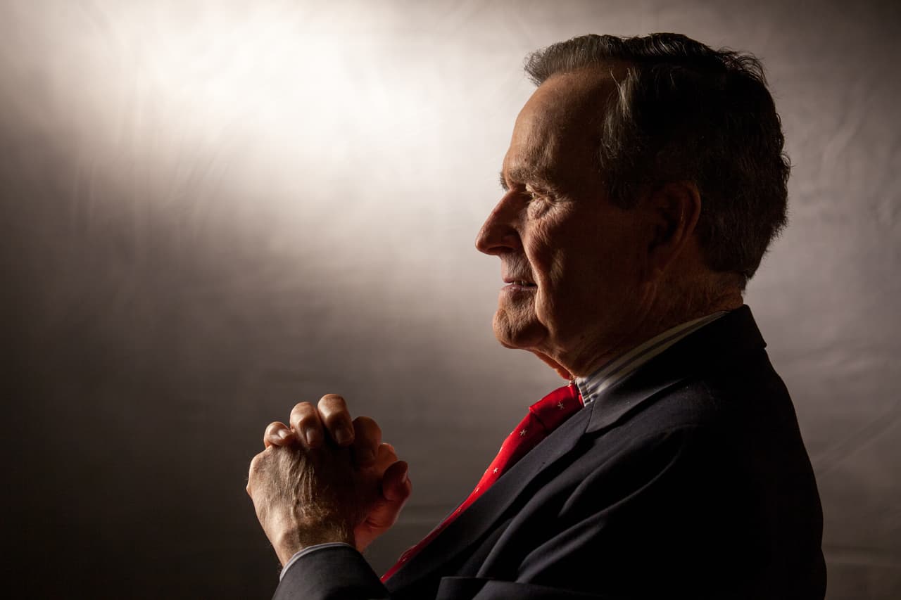 30 de noviembre de 2018. George H. W. Bush, presidente número 41 de EEUU, muere a sus 94 años en Houston. El líder 
<a href="https://www.univision.com/local/houston-kxln/george-h-w-bush-1924-2018-el-legado-del-expresidente-41-de-estados-unidos">ocupó la Casa Blanca</a> desde 1989 hasta 1994. En su administración, se recuerda cuando envió soldados a Panamá para expulsar del gobierno al General Manuel Noriega, por tener nexos con el narcotráfico. Aunque no logró la reelección por la victoria de Bill Clinton, la 
<a href="https://www.univision.com/local/san-francisco-kdtv/legado-de-george-h-w-bush">dinastía Bush</a> volvería a la presidencia con la llegada de su hijo George Bush, años más tarde. Siempre fue un fanático del deporte y se le veía en los estadios apoyando a sus equipos junto a su esposa Barbara Bush. Sus últimos días los pasó en su residencia en Houston, en compañía de familiares.