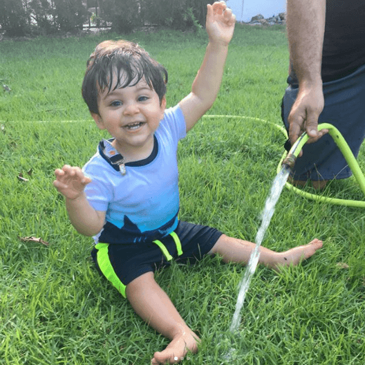 Nos encanta su risita traviesa. Esto de jugar con agua es muy divertido.