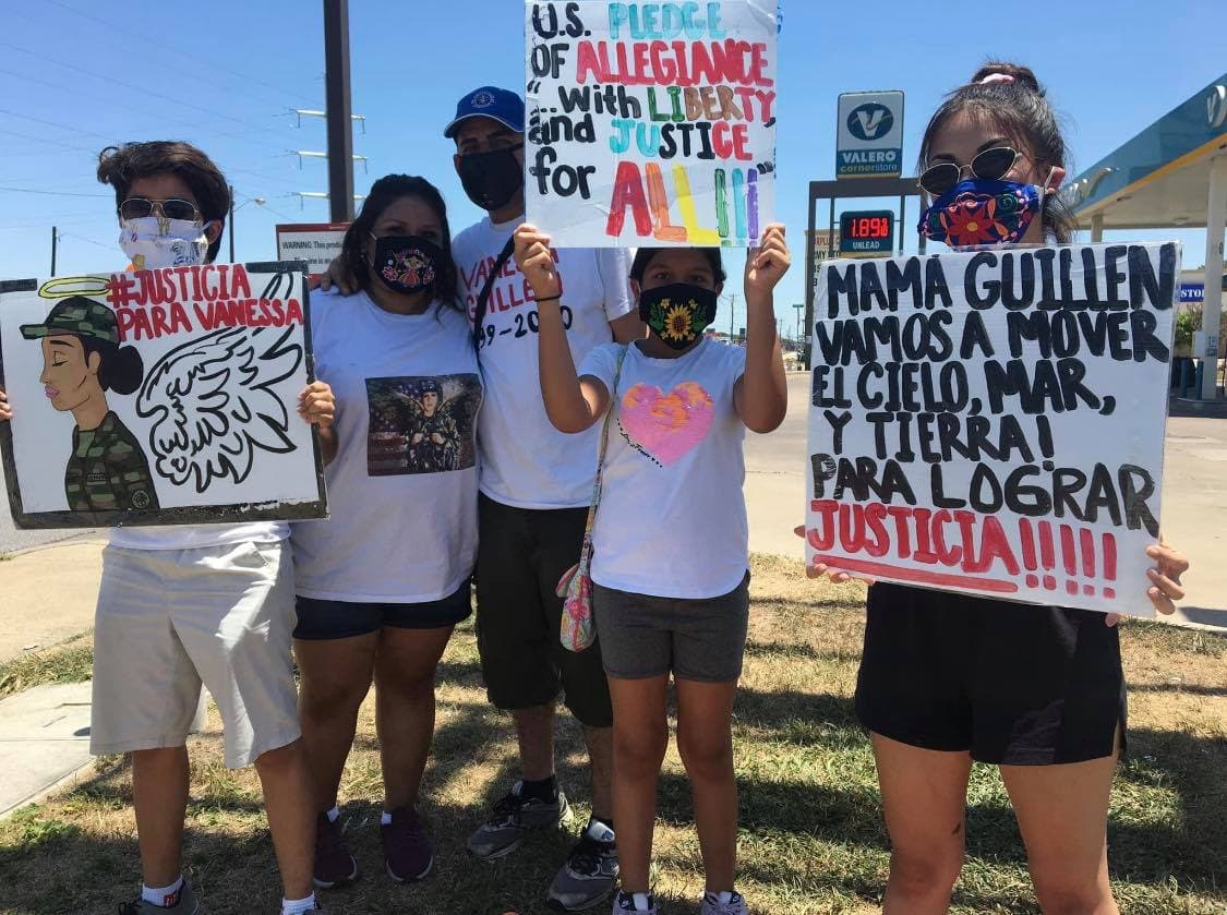 Los asistentes a la caravana también llevaban carteles en los que se leían mensajes que exigen justicia para la joven militar de 20 años.
<br>