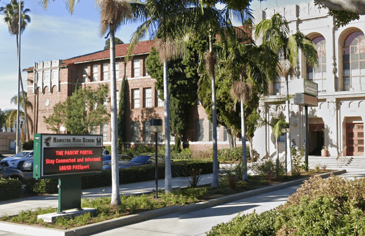 Esto se sabe sobre la presunta violación en grupo en baño de escuela en Los Ángeles