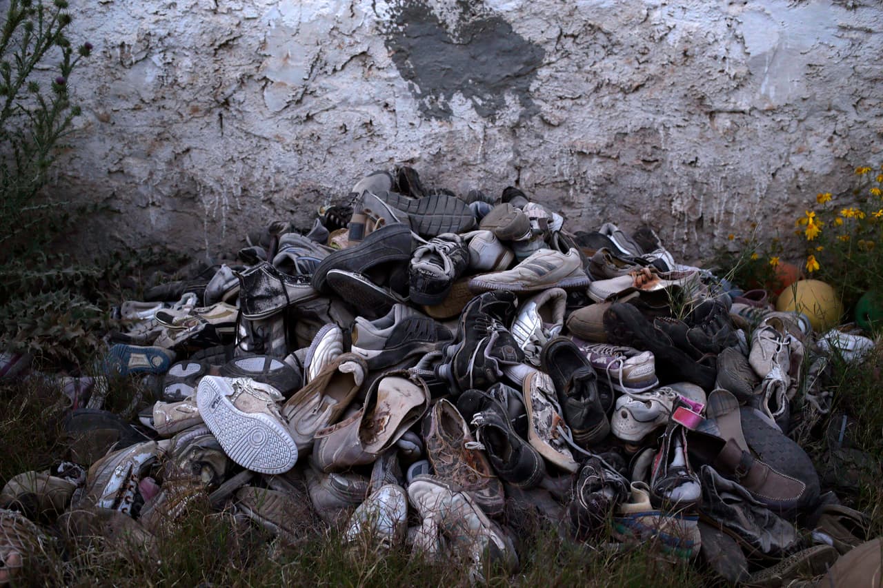 Zapatos de migrantes que fueron recuperados por el artista Mohsen Lahzib, en su espacio en la ciudad portuaria del sur de Zarzis, Túnez. (Foto AP / Nariman El-Mofty)