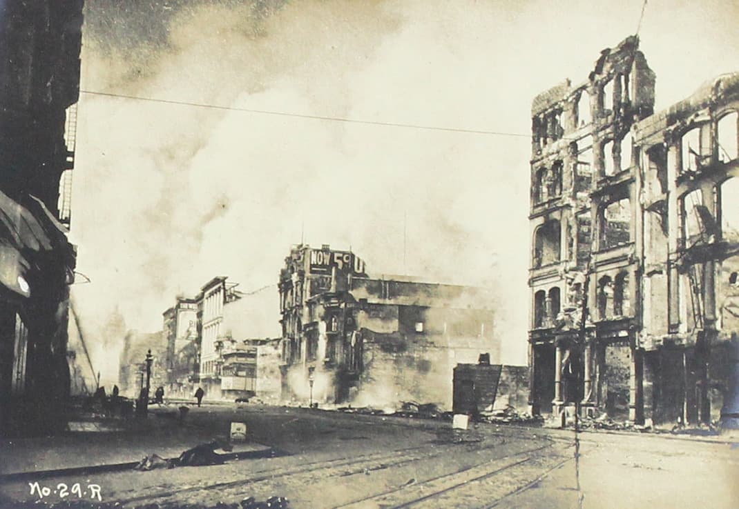 El fuego consume unos edificios en San Francisco.