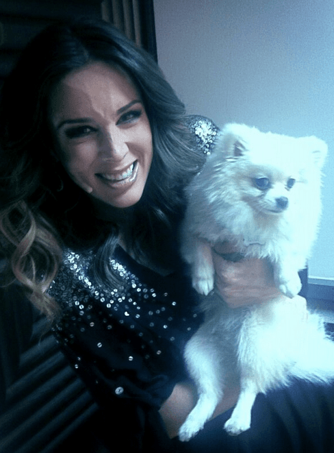 Amor sabe cómo posar en cada ocasión, como en esta foto con Jacqueline Bracamontes.