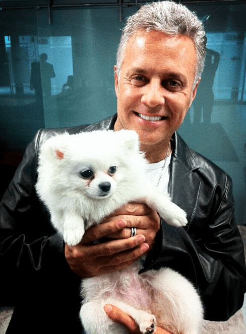 Amor conoce también al guapo actor Alexis Ayala.