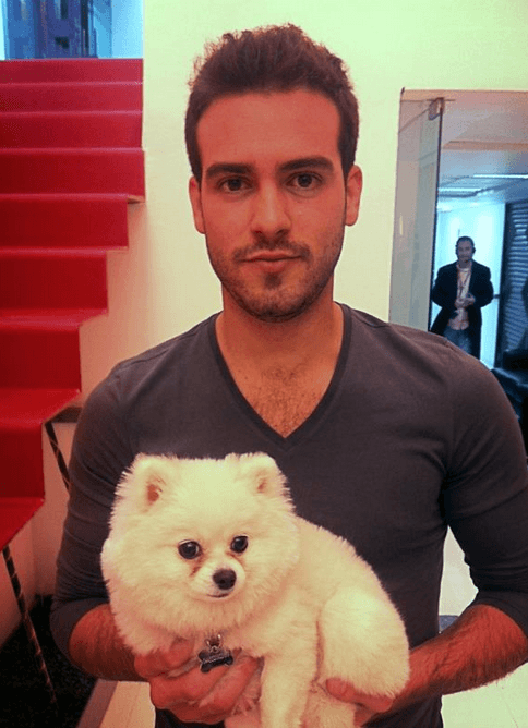 Posa con los más guapos de la televisión como Pablo Lyle.