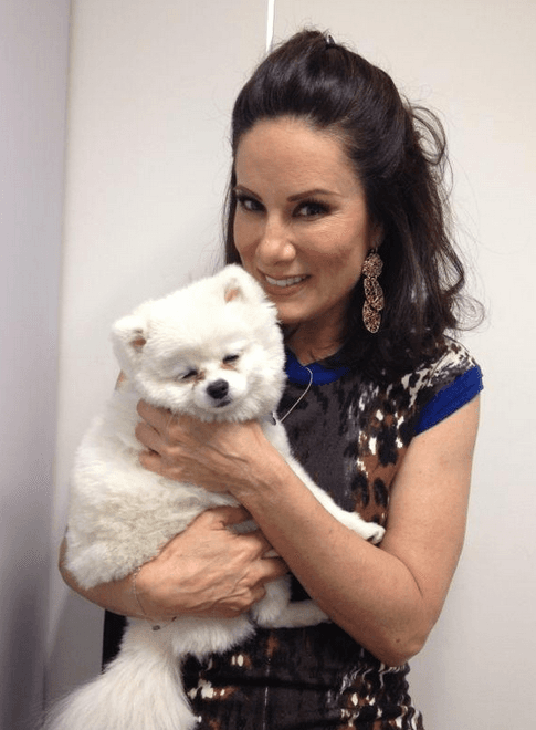 Siempre se deja consentir por las compañeras de trabajo de su "mamá" Yolanda.