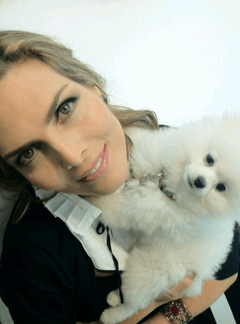 Y aquí imita la pose de su "tía" Montserrat Oliver.