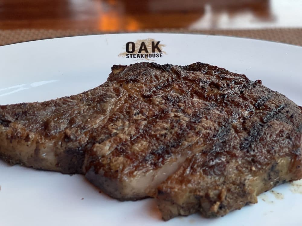 <b>Oak Steakhouse Raleigh </b>
<br>Dirección: 417 W Hargett St Raleigh, NC 27603
<br>Teléfono: (984) 255-1818
<br>Sitio web: 
<a href="https://www.oaksteakhouserestaurant.com/location/oak-steakhouse-raleigh/">https://www.oaksteakhouserestaurant.com/location/oak-steakhouse-raleigh/</a> 
<br>
<b><a href="https://www.yelp.com/map/oak-steakhouse-raleigh-raleigh">Cómo llegar</a></b>
<br>
<br>Se promocionan así: “Oak Steakhouse es una versión moderna del clásico restaurante de carnes estadounidense. El menú… presenta una variedad de Certified Angus Beef Selections, al tiempo que muestra ingredientes frescos de Carolina del Norte”.