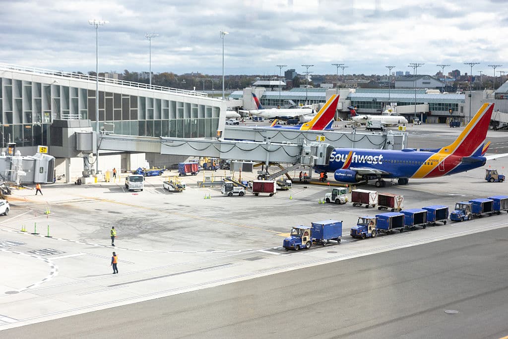 ¿Cuánto le cuestan los controladores aéreos cada mes a los Estados Unidos? Una fuente del Congreso reveló a la publicación Político que la nómina mensual alcanza los 
<b>500 millones de dólares</b>.