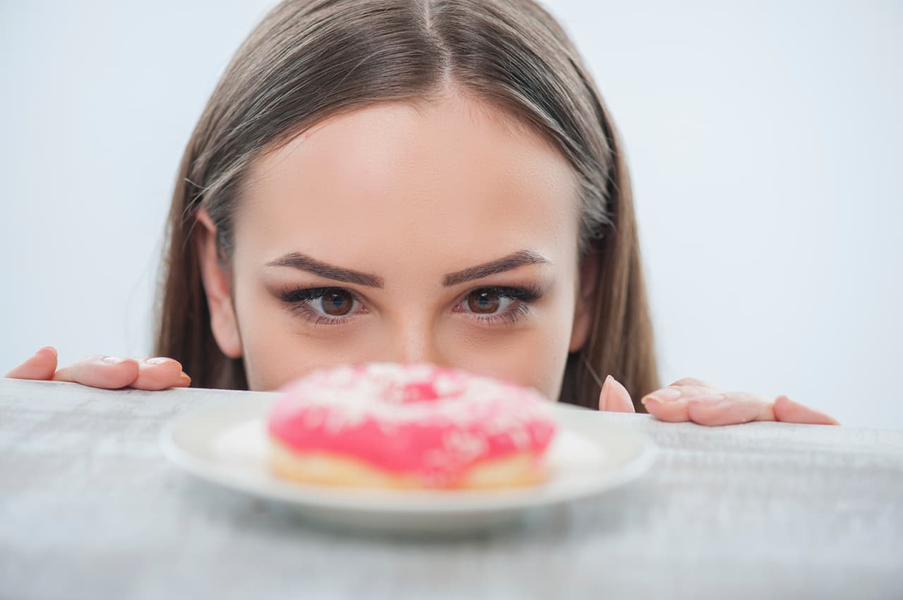 Mujer viendo comida