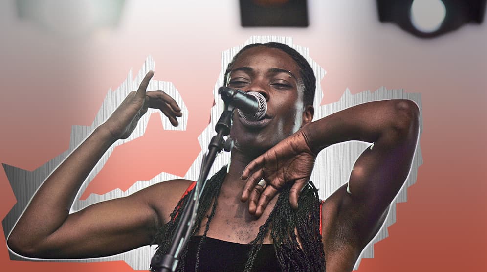 Concha Buika—o Buika, a secas—, la regia intérprete de flamenco fusión, nominada este año para un Latin Grammy en la categoría de Grabación del Año por su álbum 
<i>Vivir sin miedo</i>, se ha vuelto todo un ícono de la moda, con sus siempre cambiantes estilos de cabello y de modo más reciente el tocado estilo africano que se ha vuelto su firma, así como los 
<i>halters</i> y las prendas que le dejan al descubierto los hombros y los tonos rosados y rojos que parece preferir.
<br>