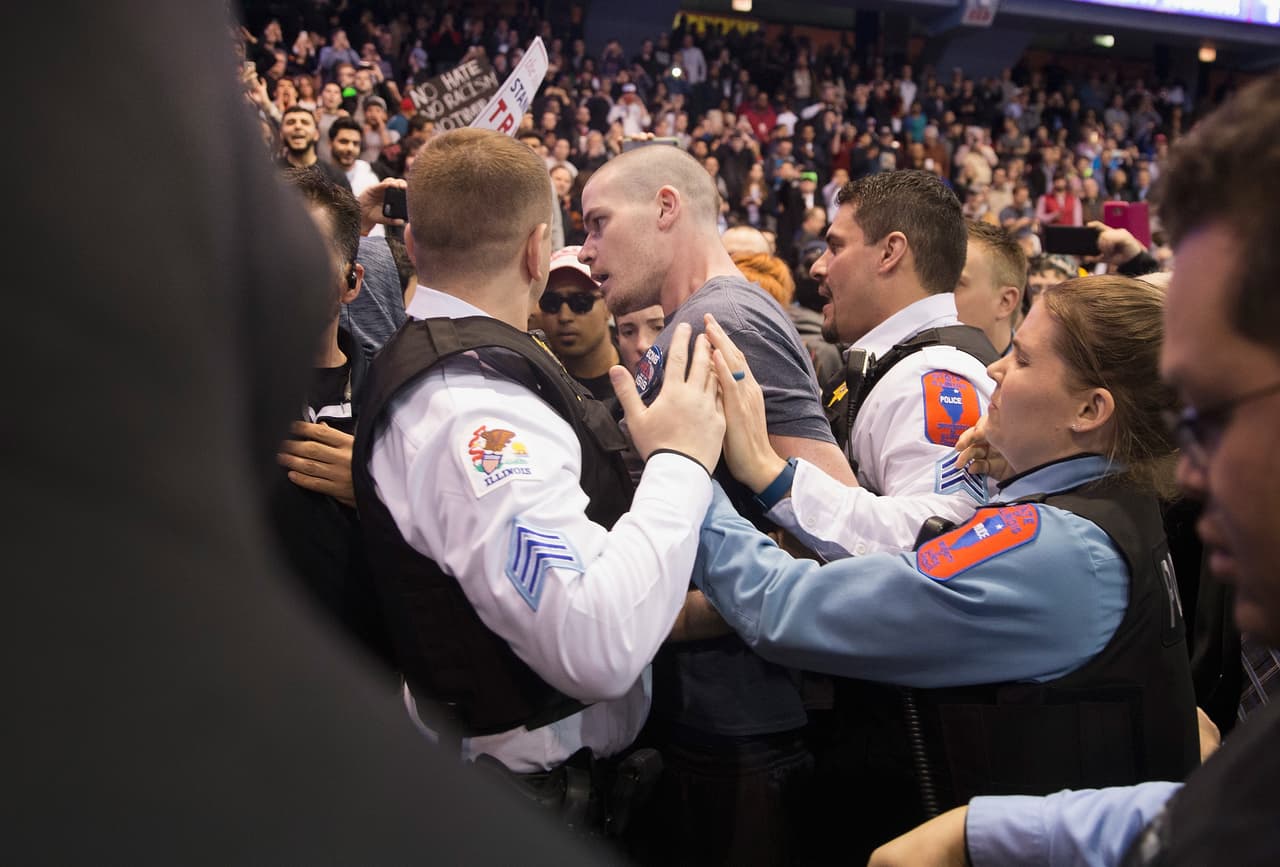 Cinco detenidos y dos heridos saldo de los altercados entre manifestantes del UIC Pavilion