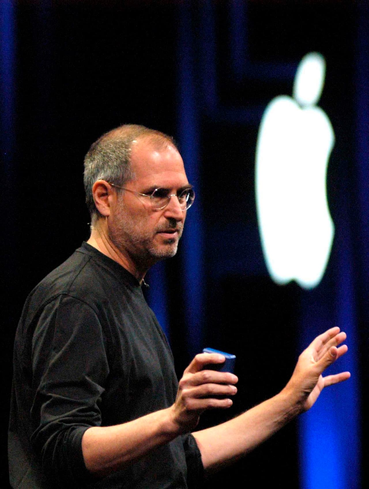 El fallecido 
<b>Steve Jobs, creador de Apple</b>, es tal vez el mejor ejemplo para ilustrar estos casos. En 1983 la empresa contrató a John Sculley como su director, pero sus visiones eran distintas a las de Jobs y la junta de la empresa que este creó terminó por despedirlo a él. Después de recuperarse de ese golpe, Jobs fundó Netx y luego ayudó a fundar Pixar hasta que en 1996 Apple compró Next y al año siguiente Steve Jobs volvió a dirigir la empresa, que bajo su mando volvió a subir a la cúspide. 
<br>
<br>Pero en 2011 Jobs volvió a dejar Apple, esta vez para siempre y por voluntad propia, alegando que no se encontraba en la capacidad de seguir cumpliendo con su deber al frente de la compañía, por problemas de salud. Ese mismo año murió de cáncer de páncreas, a los 56 años.