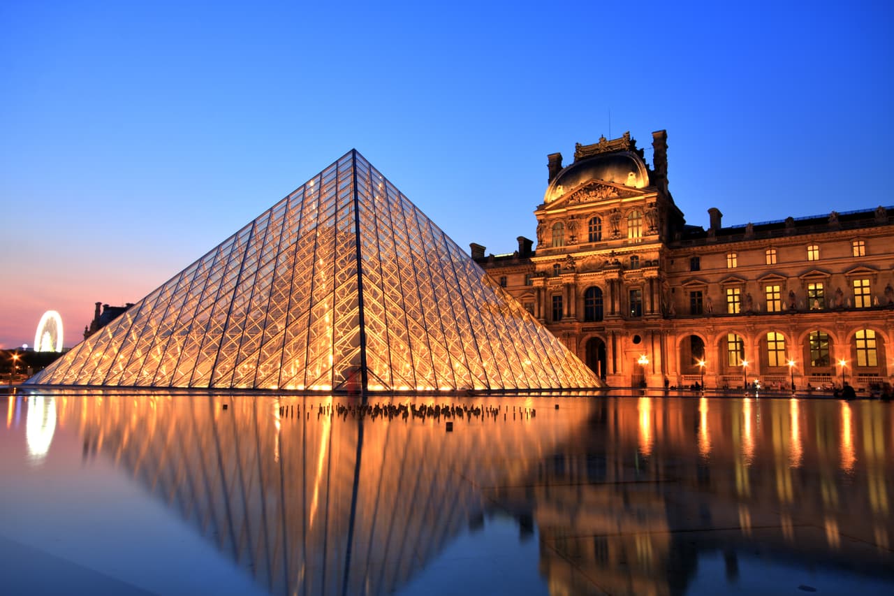 <b>El Louvre.</b> Este no solo es uno de los museos de arte más grandes del mundo, sino que también es uno de los monumentos históricos más emblemáticos de París, Francia. Ofrece recorridos gratuitos en línea de algunas de sus exhibiciones más importantes y populares, como las de sus antigüedades egipcias y las obras de Miguel Ángel. Puede ‘caminar’ y dar giros de 360 grados en las exhibiciones y hacer clic en los objetos para conocer sus detalles. 
<b><a href="https://www.louvre.fr/en/visites-en-ligne#tabs" target="_blank">Para recorrer este museo haga click aquí </a></b>