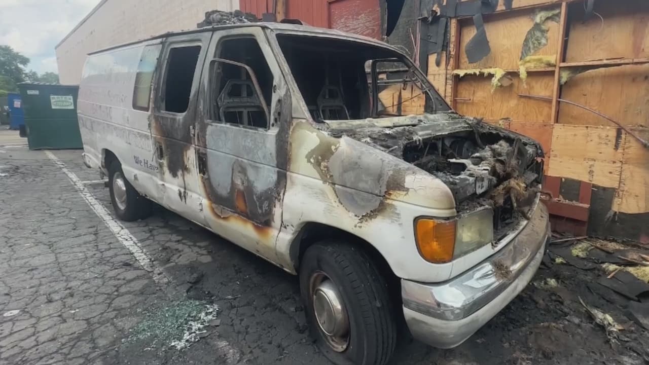 Dos vehículos se incendian frente a centro comercial en Silver Spring; autoridades investigan si fue provocado