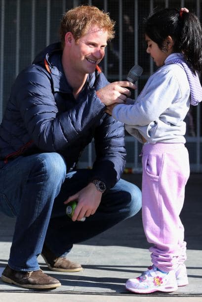 El príncipe venció la barrera del idioma para jugar con los niños.