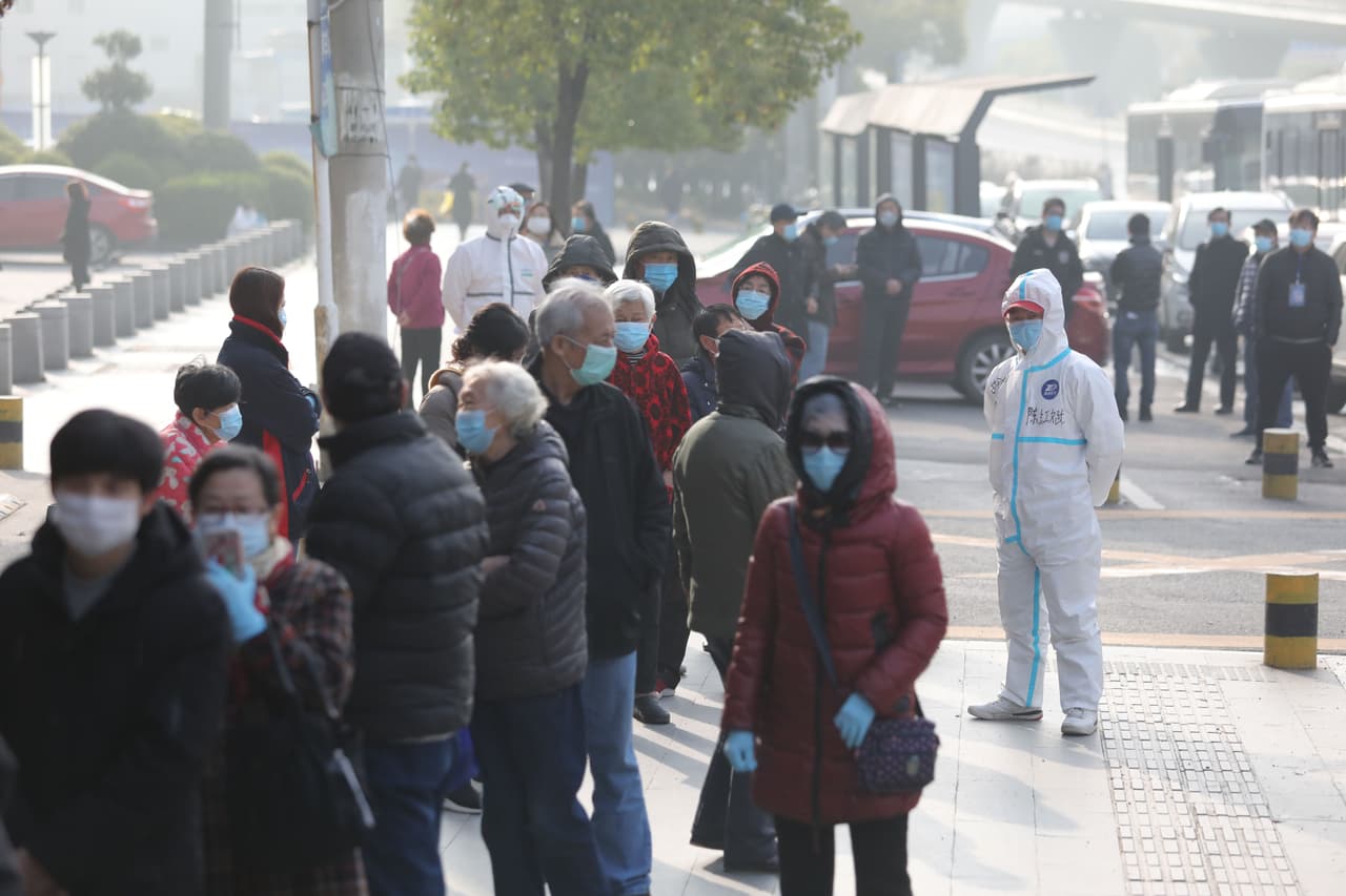 De China, donde surgió la epidemia y el país que se ha llevado el golpe más duro hasta ahora por el coronavirus con más de 3,000 muertos, empiezan a llegar las imágenes de esperanza como esta de pacientes que superaron la enfermedad y que hacen cola delante de un hospital en Wuhan para someterse a pruebas médicas. El número de infectados por covid-19 se redujo por debajo de la barrera de los 10,000 este lunes en China.