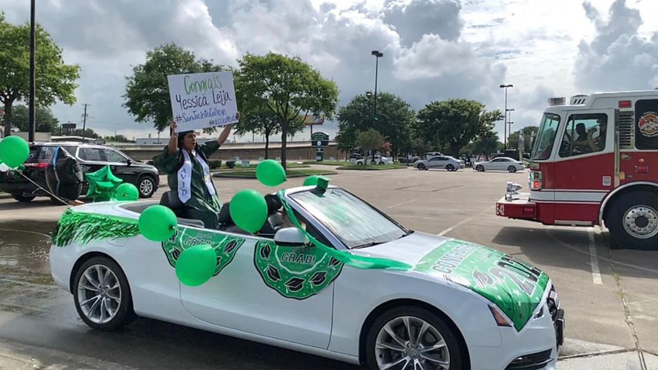 La joven Yessica Leija festeja su graduación y ya fue aceptada en el San Jacinto College.