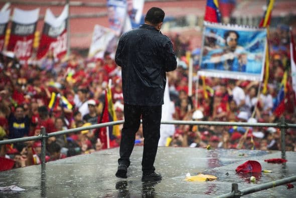 Después de un periplo que emprendió el lunes en su natal Sabaneta (suroeste) y continuó por los estados de Barinas, Cojedes, Yaracuy, Aragua y Carabobo, Chávez exhibió su respaldo popular con una concentración que colmó varias avenidas del centro caraqueño, bastión del chavismo.