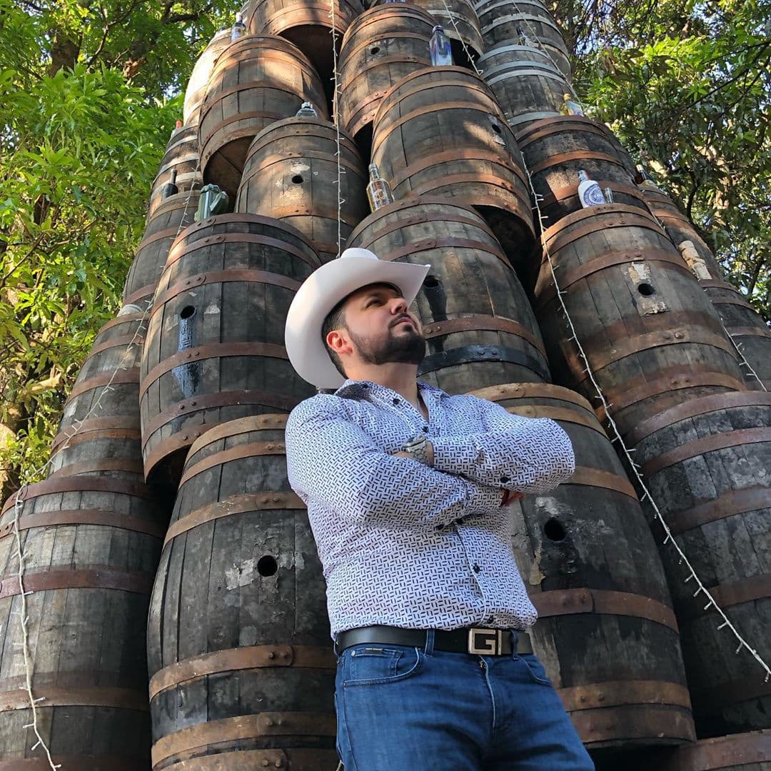 "Necesito de sus oraciones para que mi madre se mejore. Gracias a todos los que están conmigo en estos momentos. Te amo madre y te necesito", expresó en su publicación.