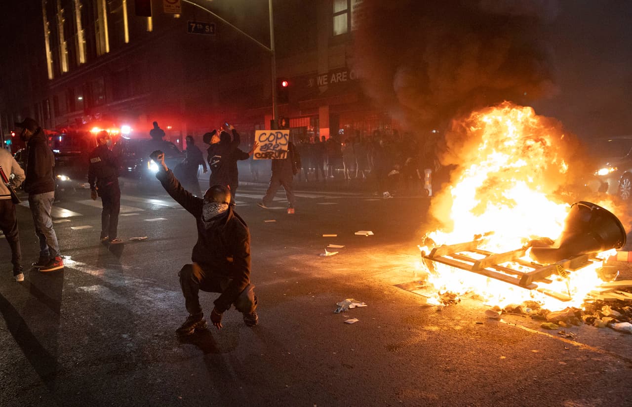 "Si bien la gran mayoría de las personas en Los Ángeles ha expresado esas opiniones de manera pacífica, hemos sido testigos de un nivel creciente de violencia y daños a la propiedad cometidos por un pequeño número de detractores", según el comunicado del LAPD.