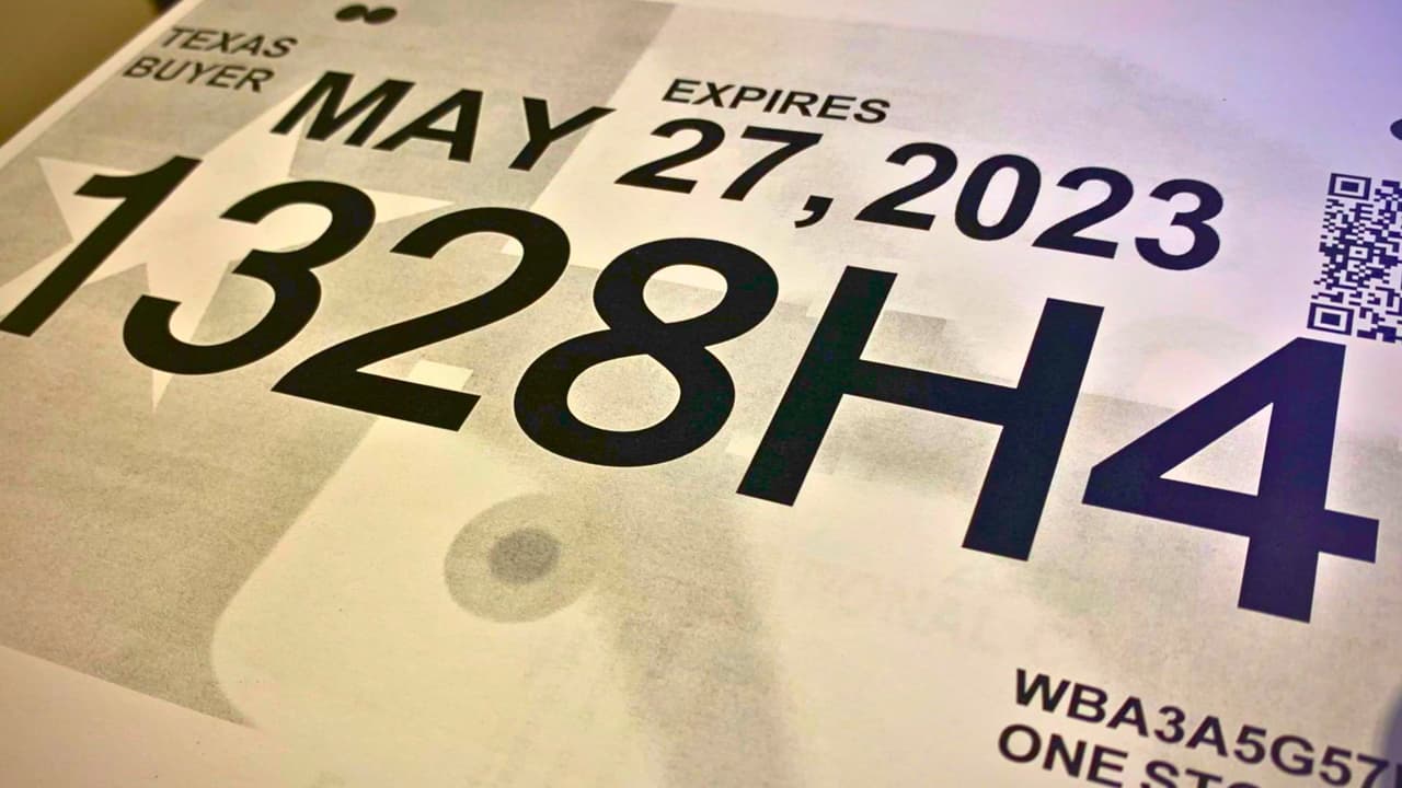 Si manejas en Texas y alguna vez has usado placas de papel temporales, esta información te interesa. 
<b>A partir de este verano, ese sistema desaparece.</b> Una nueva ley estatal
<b> cambia por completo cómo se registran los vehículos</b>, y aquí te explicamos de forma sencilla qué va a pasar, cuándo y qué debes hacer para estar en regla.