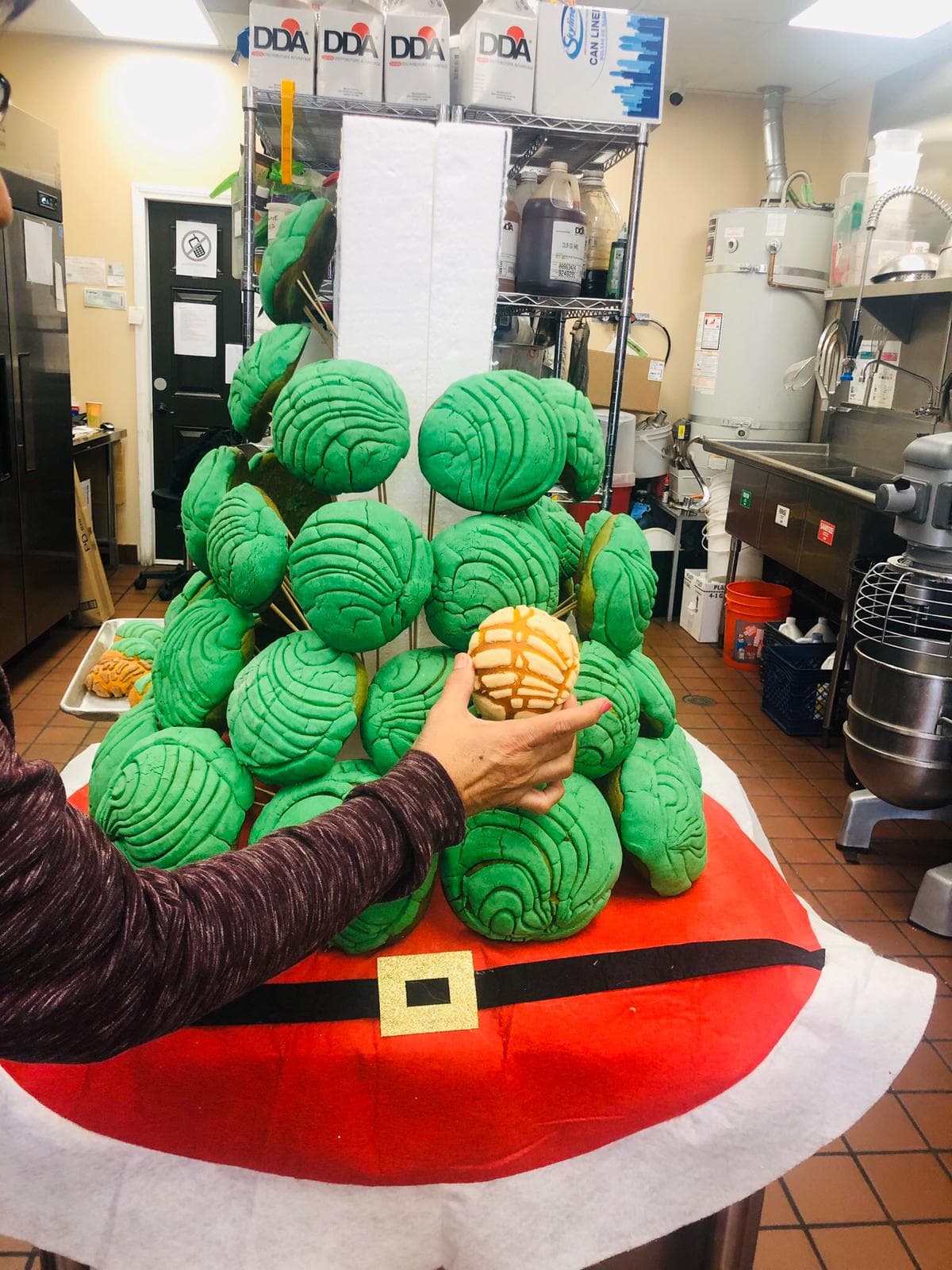 "La idea se me ocurrió al ver las conchas de colores que hacemos para vender", dijo Addy confesando que al día siguiente pidió a su pastelero crear conchas mucho más grandes de lo normal.