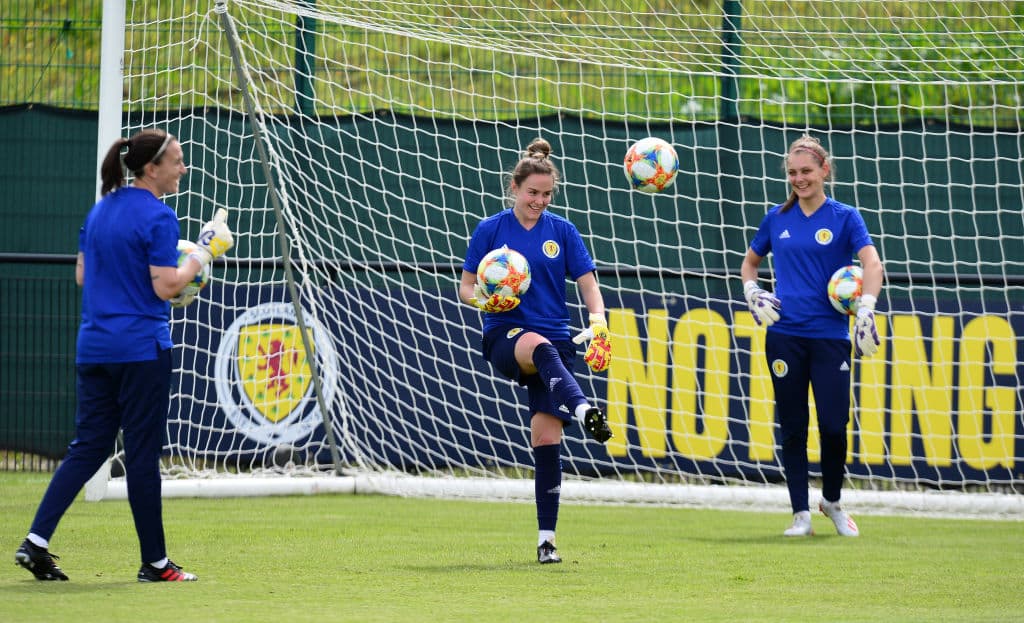 La Selección femenil de Escocia cerró su preparación para participar en su primera aventura en una Copa Mundial Femenina cuando el domingo próximo hagan su presentación en una competencia de esta envergadura ante, ni más ni menos que, Inglaterra, una nación con una gran rivalidad en el campo de fútbol sin importar la rama o la categoría. En medio de la última práctica antes de viajar a Francia algunas jugadoras participaron en una interesante sesión fotográfica.