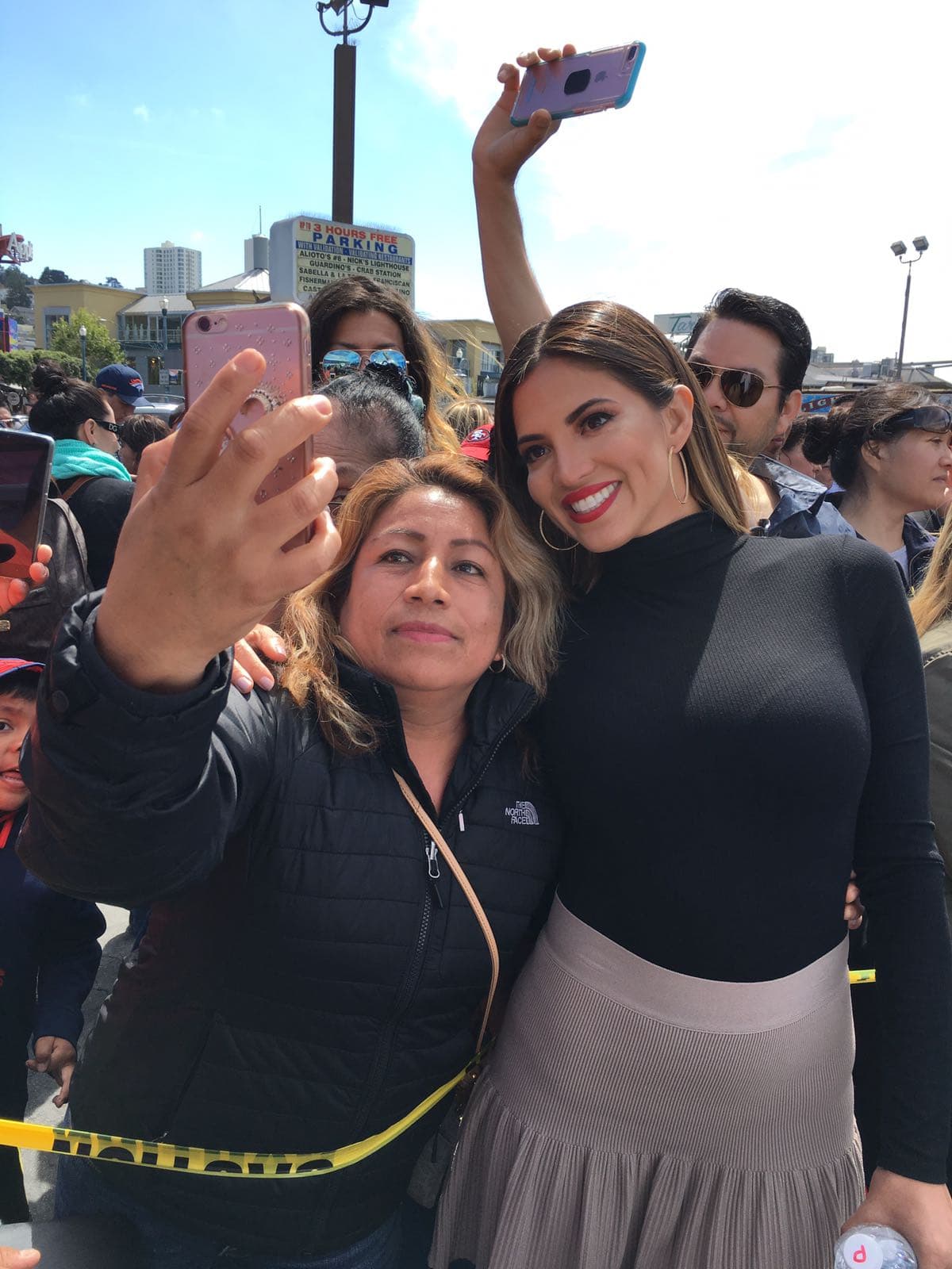 Pamela Silva Conde se tomó fotos con todo el público de San Francisco.