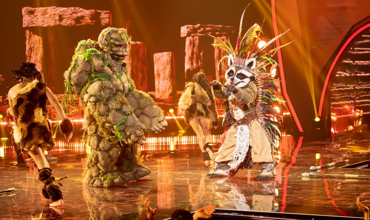 Pero antes de terminar esta gran noche, fue turno de conocer al participante que cantaría con Hombre de Piedra. El elegido fue Apache y juntos interpretaron ‘Vente Pa’ Ca’ de Ricky Martin y Maluma y después de bailar un poco, fue momento de descubrir quién estaba detrás de su máscara.