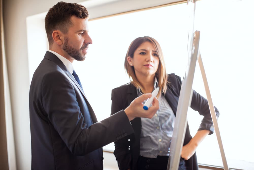 Tu mente está bullendo con ideas frescas y originales las cuales puestas en marcha te darán dinero y aumentarán tu capacidad laboral. Si tienes algún empleo por tu cuenta y trabajas desde casa hoy es un día formidable.