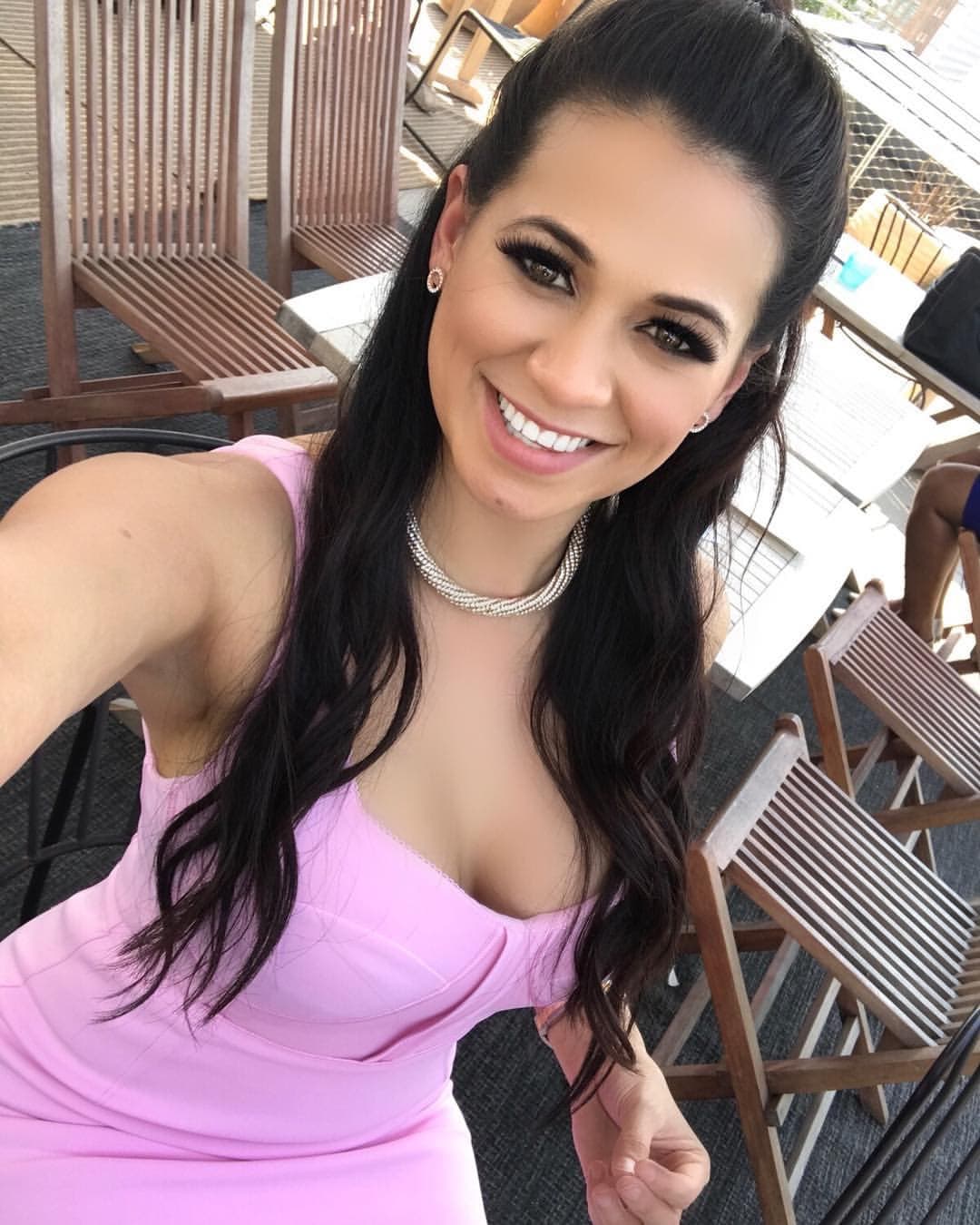 Ellos siempre la hacen sonreír con sus ocurrencias.