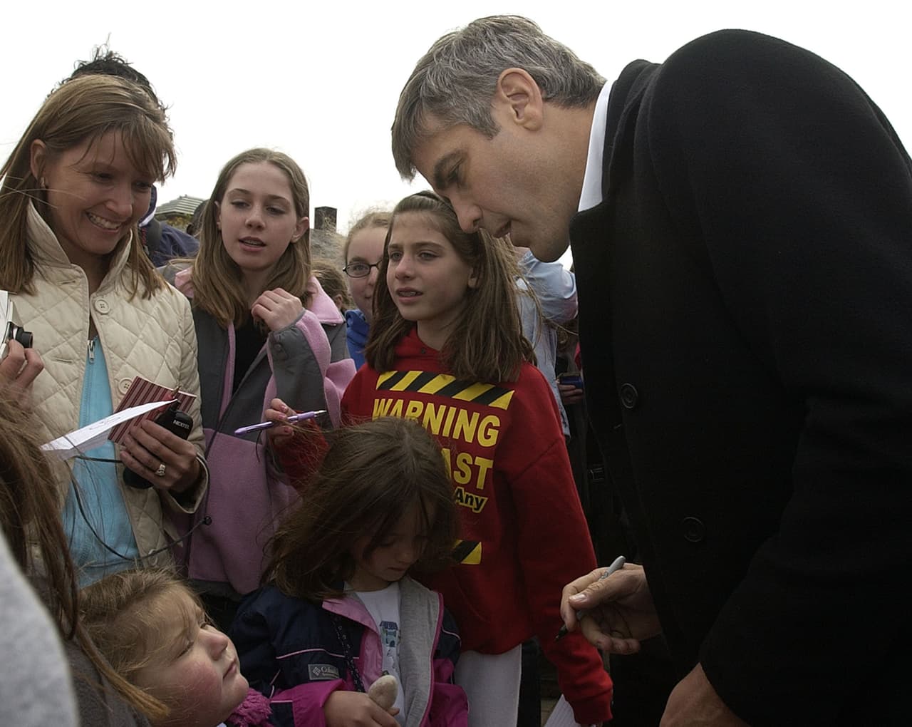 “Yo estaba bien económicamente, pero había entre nosotros algunos con trabajos temporales, uno tenía un trabajo como barman en el Aeropuerto de Texas, todos ellos le habían tendido la mano a George de alguna manera, así que él se los estaba regresando”, indicó el marido de Cindy Crawford.
<br>