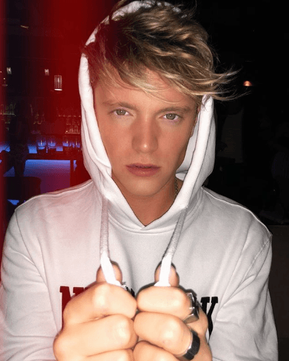 En 2017 fue nominado por los Kid's Choice Awards Argentina a la categoría 'Youtuber Favorito'.