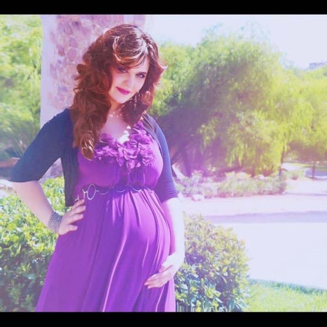 <b>Allisson</b> aparece con un vestido de color morado y en la última etapa de su segundo embarazo.