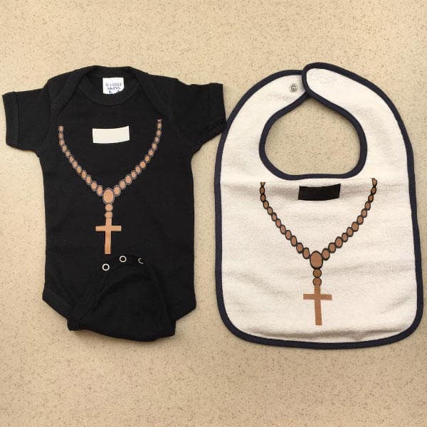 Recibió lindos regalos para su pequeño, como esta ropita que le dio la producción de la serie en que participa.