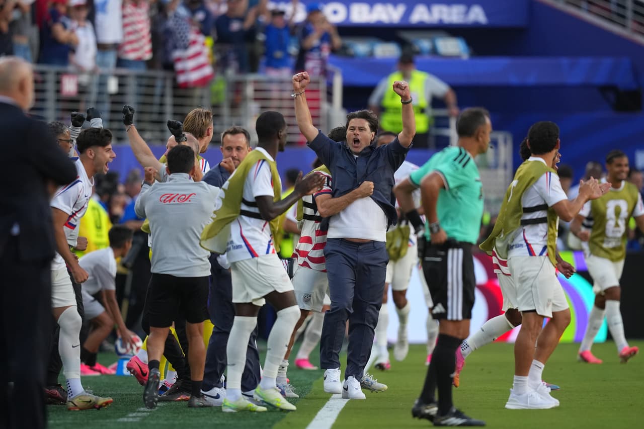 El entrenador de la selección de Estados Unidos, Mauricio Pochettino, celebra con sus jugadores tras el partido de dieciseisavos de final de la Copa del Mundo entre Estados Unidos y Bosnia en Santa Clara, California, cerca de San Francisco, el miércoles 1 de julio de 2026.