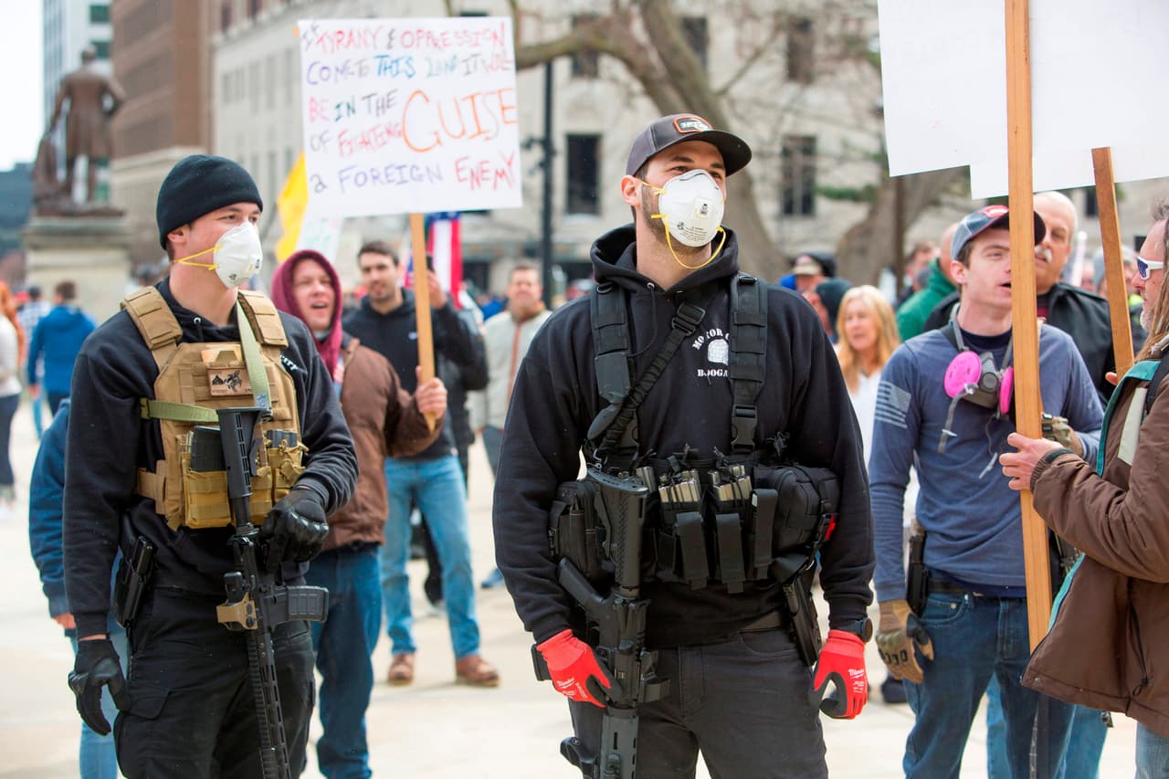Muchos de los manifestantes contra el confinamiento en Michigan no llevaban mascarillas y tampoco guardaron el distanciamiento social recomendado de seis pies de separación.