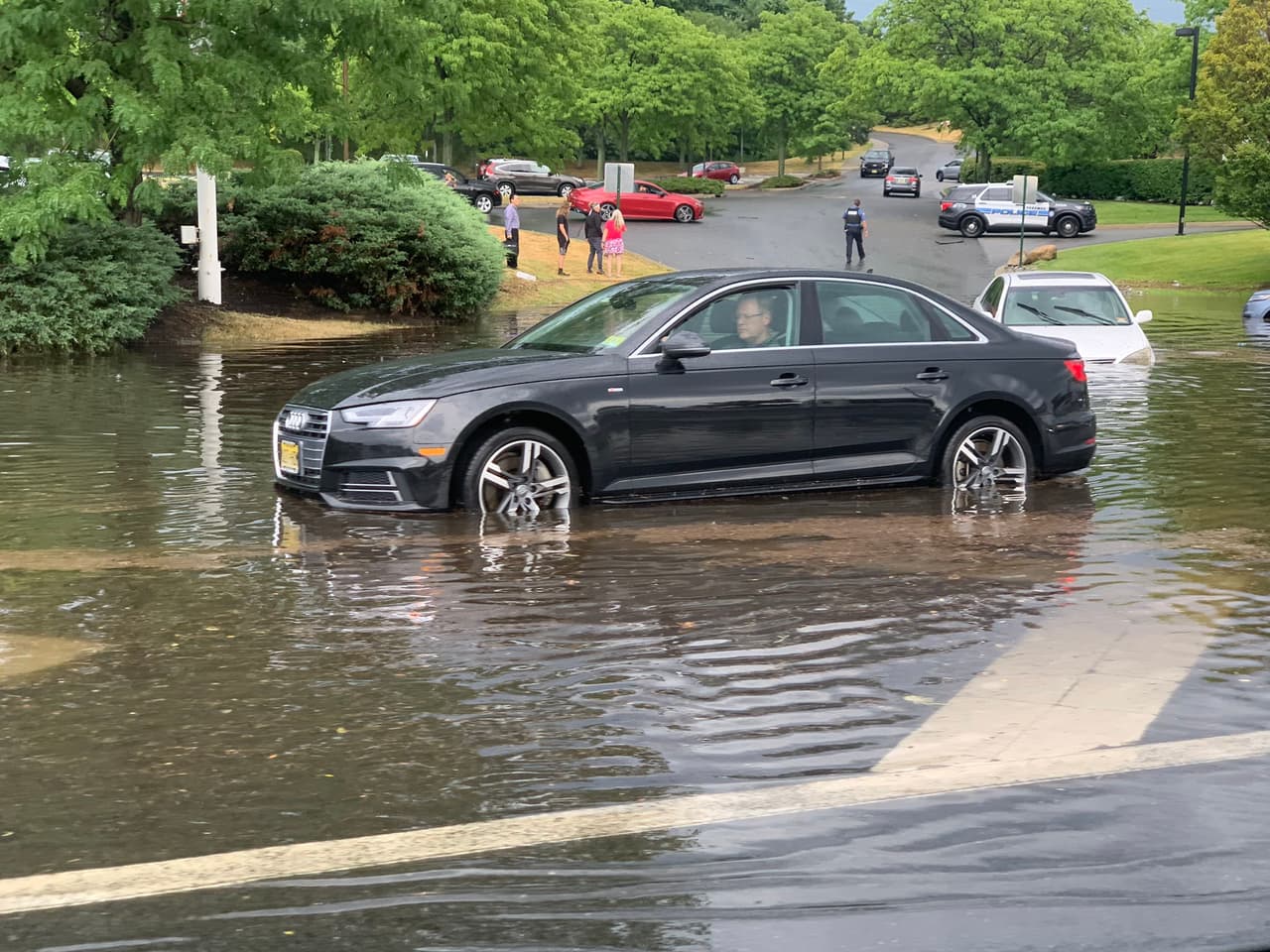 Varios vehículos quedaron atrapados en las inundaciones donde el agua alcanzó más de medio metro de altura.